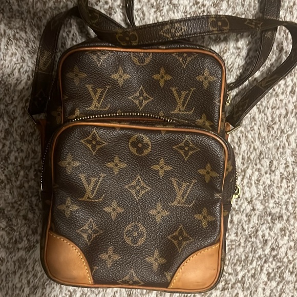 LOUIS VUITTON over the shoulder beautiful bag in an awesome condition - Picture 2 of 7